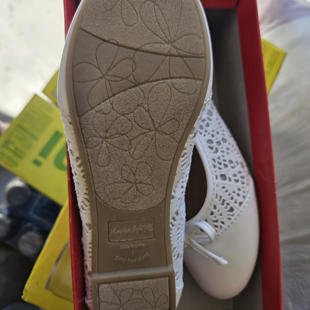 American Eagle Outfitters White Lace Flats - Picture 2 of 4